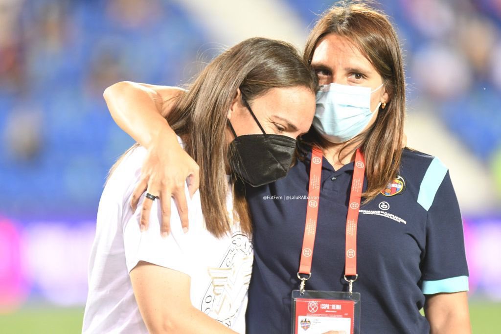 AnitaLC2's tweet photo. Gracias EQUIPO!!
Fin de una etapa llena de ilusiones.
Gracias a todas las jugadoras y al cuerpo técnico por creer y pelear cada día para conseguir los objetivos. 
Ahora a descansar y a disfrutar del verano. https://t.co/L6CsCo0wMJ
