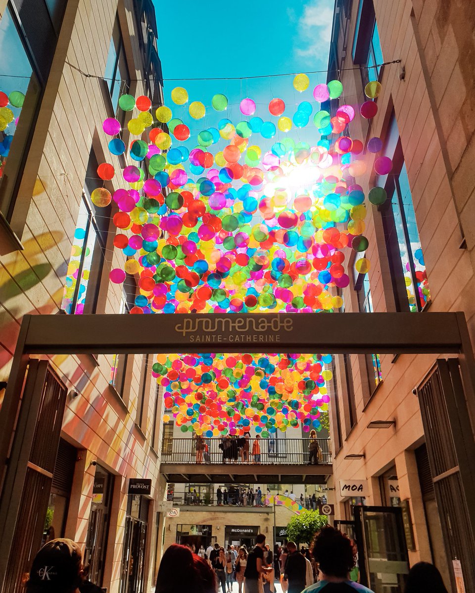 Sandrasaada1's tweet photo. #saintecatherine #Bordeaux #bordeauxmaville #ballons #Tourisme #photography #Canon #photographylovers #pics #lightroom https://t.co/oviehKawIK