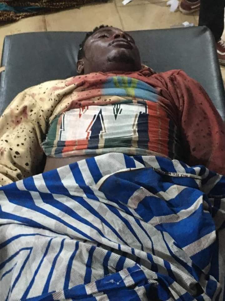 Viewers discretion 

Happening in Ejura now... protesters clashed with NPP vigilantes in military uniforms and 3 confirmed dead and others in critical condition.
#JusticeForKaaka