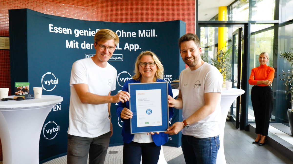 Wer beim Kaffee oder Essen zum Mitnehmen auf Einwegplastik verzichten will, hat jetzt eine weitere umweltfreundliche Möglichkeit: BMin <a href="/SvenjaSchulze68/">Svenja Schulze</a> hat heute in #Köln den Blauen Engel für die Mehrwegsysteme to-go von <a href="/MyVYTAL/">Vytal</a> verliehen. #Sommerreise bmu.de/PM9676