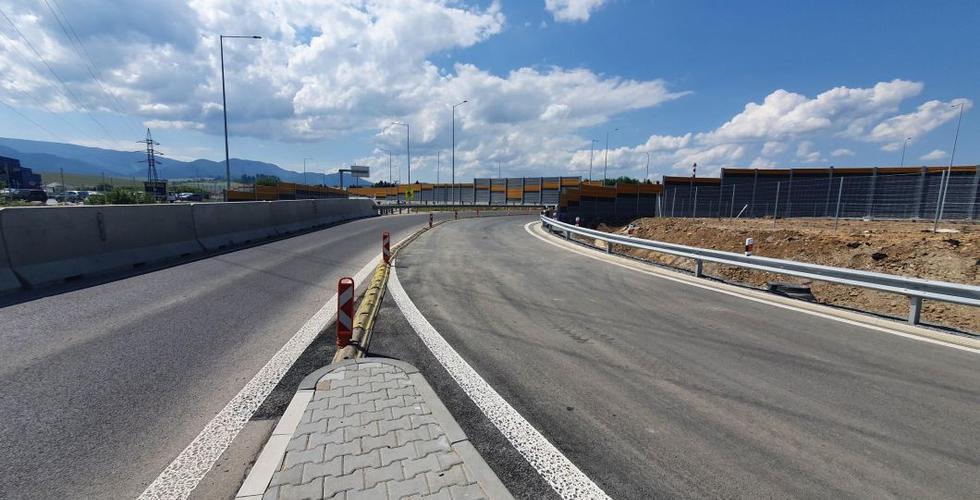 ŽILINA DOSTALA NOVÝ BYPASS 👍
Dopravnú situáciu v Žiline reálne zlepší až dostavba tunela Višňové, dovtedy však aspoň čiastočne pomôže aj bypass pri okružnej križovatke na Solinkách. ➡️ bit.ly/novy_bypass