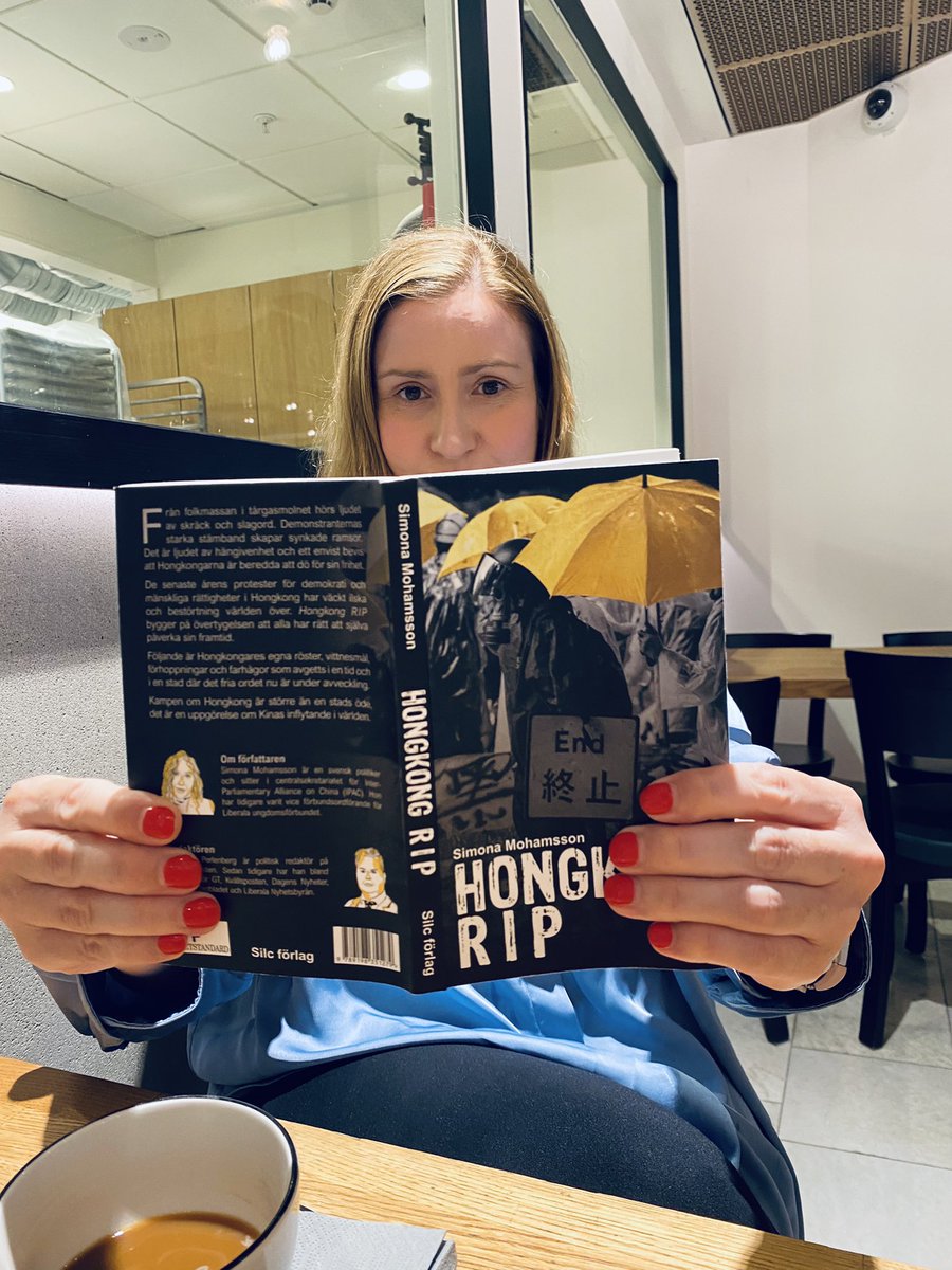 SMohamsson's tweet image. Nedräkning, på torsdag firar Kinas kommunistparti 100 år lagom till firandet lanseras min bok. Om du inte vill köpa den för att jag skrivit den, kan du köpa den för att @birgittaohlsson har skrivit förordet. ☂️