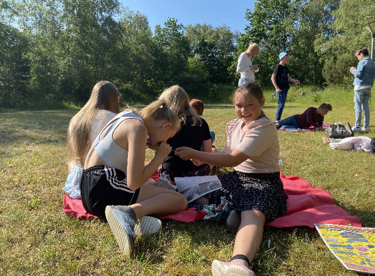 Sclerose_dk's tweet photo. De er 11-14 år. De mødtes i går men man sku’ tro de altid har kendt hinanden. Alle 30 har en mor/far med #sclerose. Det ryster sammen!🙏🙏 @EllenTraneNorby⁩ ⁦@Blixt22⁩ ⁦@_MaiMercado⁩ for #helhedsplan der gør 5 dages camp mulig for #pårørende-børn #sundpol #dksocial https://t.co/OVP7Mg3KLB