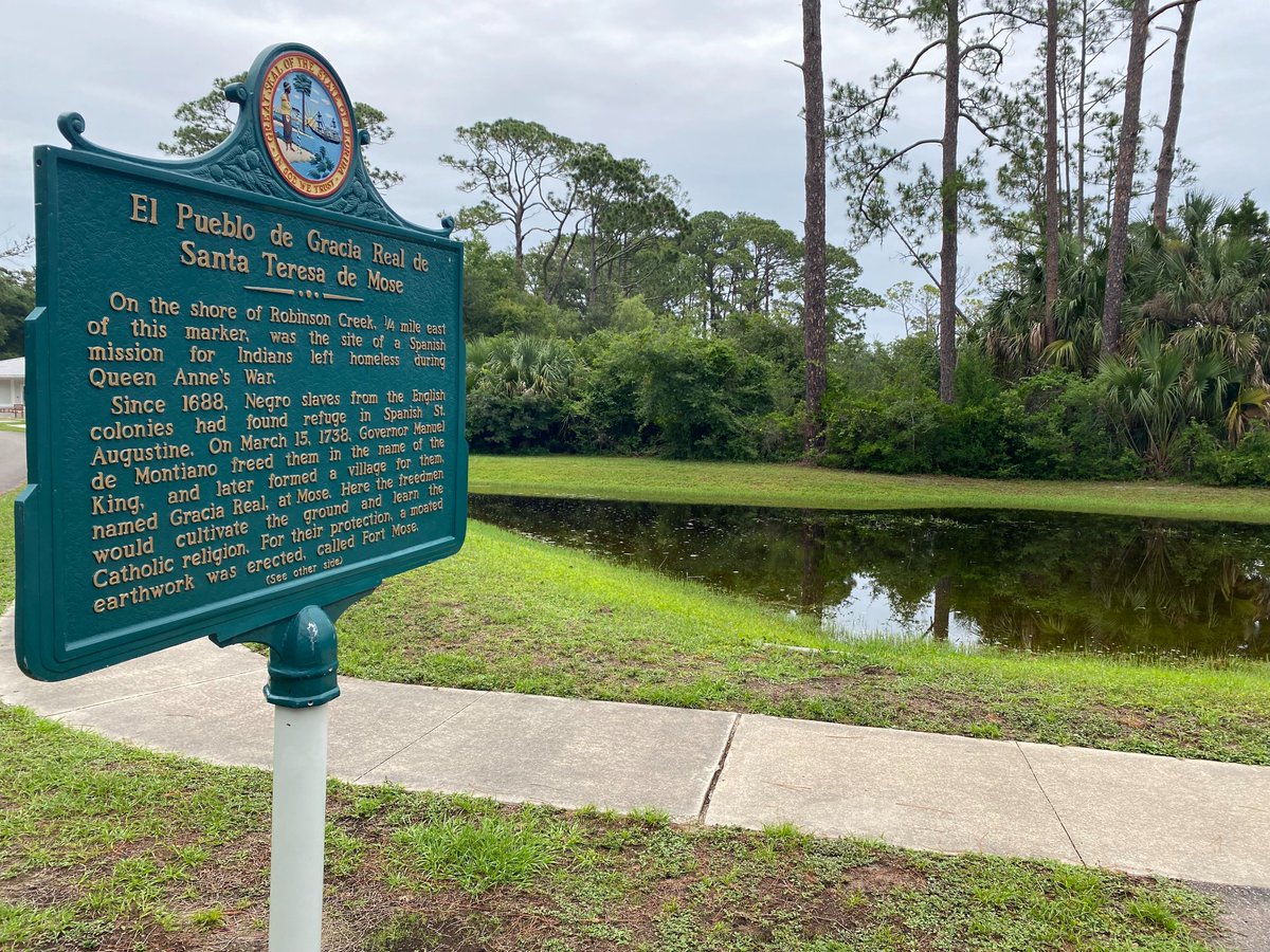 achahistory's tweet image. Today’s #VirtualPilgrimage is no shrine--it&apos;s a fort! In 1693, Spain declared that any Africans who escaped English enslavement would be freed if they became Catholic. In 1738, those Africans founded Gracia Real de Santa Teresa de Mose (Fort Mose) north of St. Augustine, FL. 1/