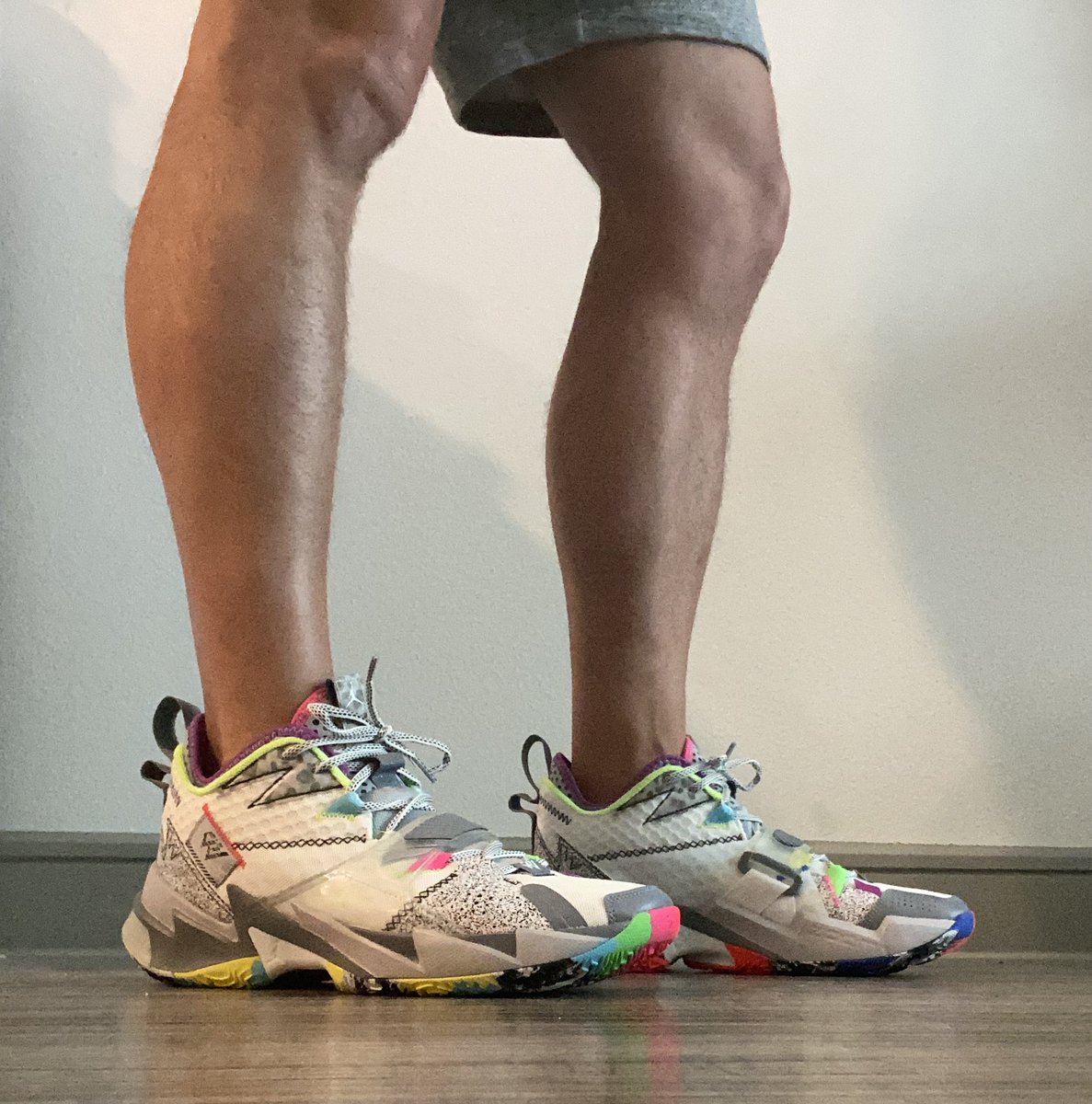 DigitalCK's tweet photo. another fun pair I forgot about with all my more recent pickups - reminds me of the saved by the bell intro - so wild, so comfy, and literally the last time I got EA from Nike… sheesh #kotd #NoSneakerNeglect #FullRotation @RetailOop https://t.co/mimbKwSUJE