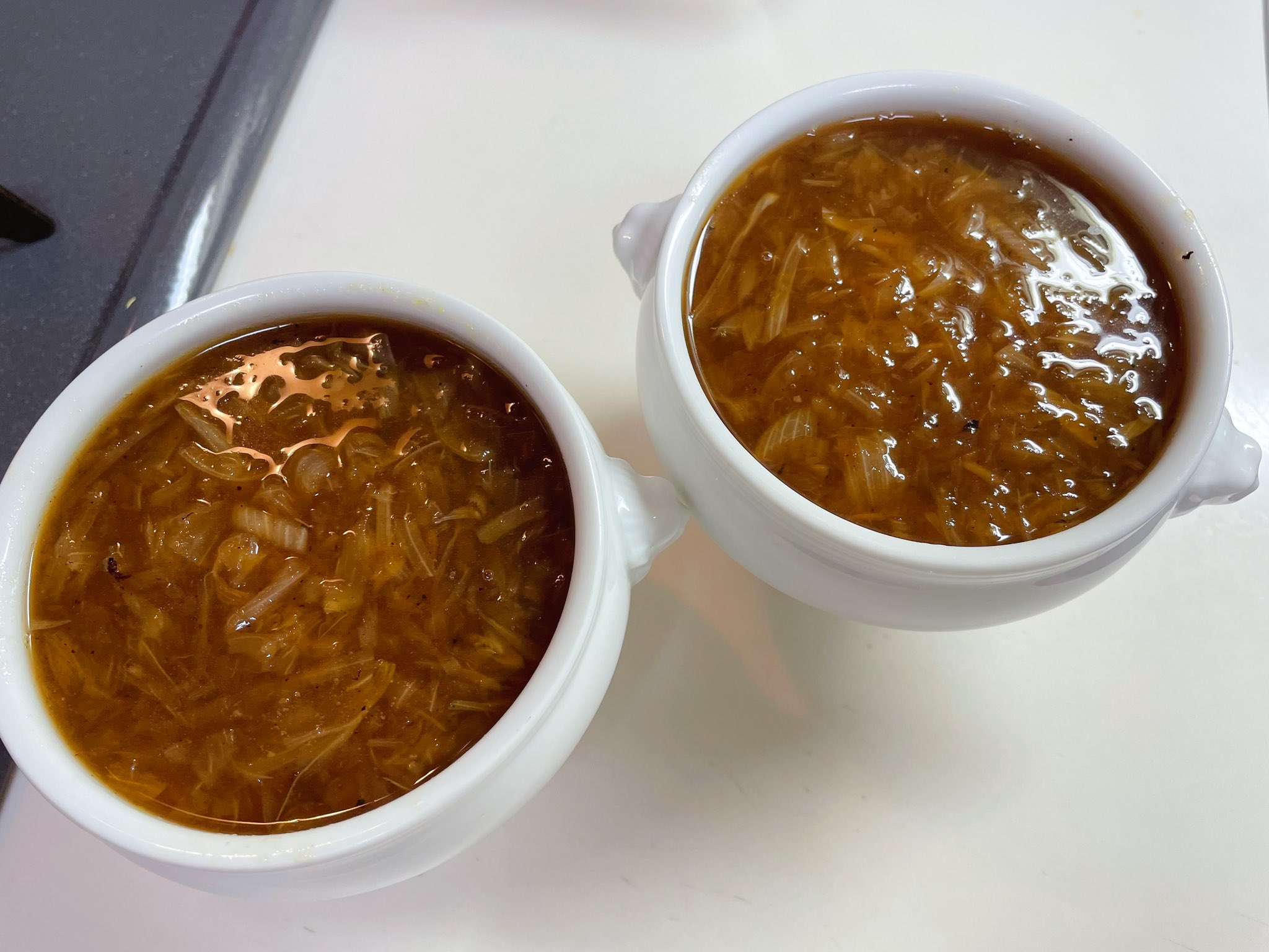 おりえ 近頃オニオンスープが飲みたくなると もっぱらこのレシピ 薄く切った玉葱2個 水500ml 塩小さじ1を鍋に入れ蓋をして中火で分 分後 飴色になるまで水気を飛ばす 水400mlとコンソメ1個を加える いちいち鍋に目をやらなくて済むの