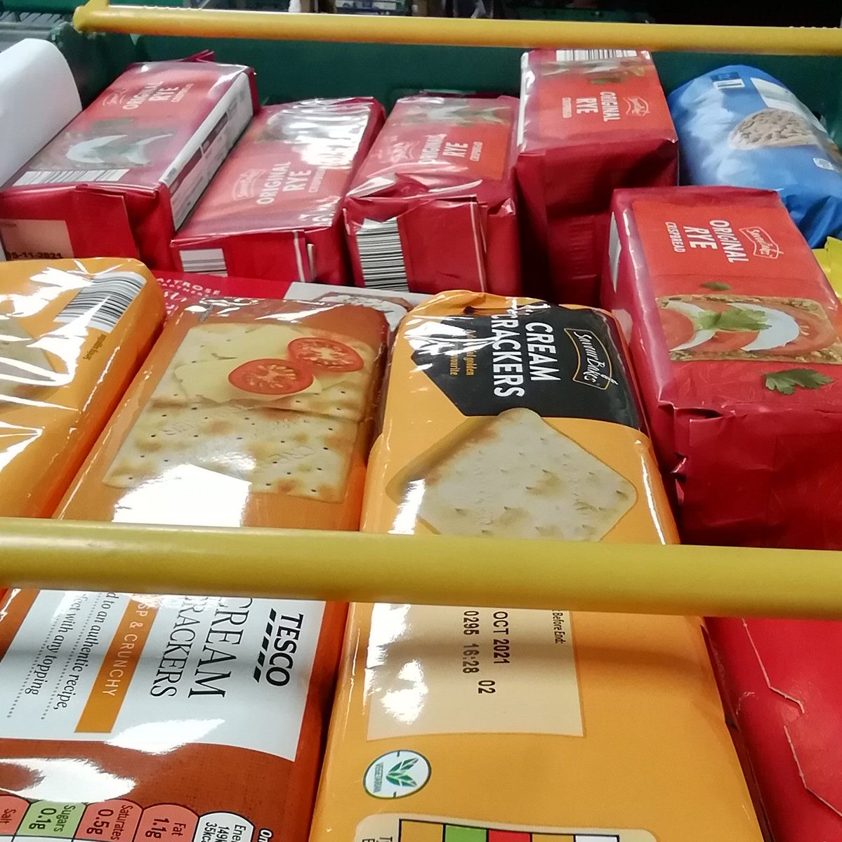 BarnsFoodbank's tweet photo. Items that we are really low on this week:
- Biscuits/sweet treats
- Dilute/juice
- Gravy granules
- Tinned potatoes &amp; packet mashed potato
- Shampoo

All donations are really appreciated! Thank you. https://t.co/pmWtGGLnrz