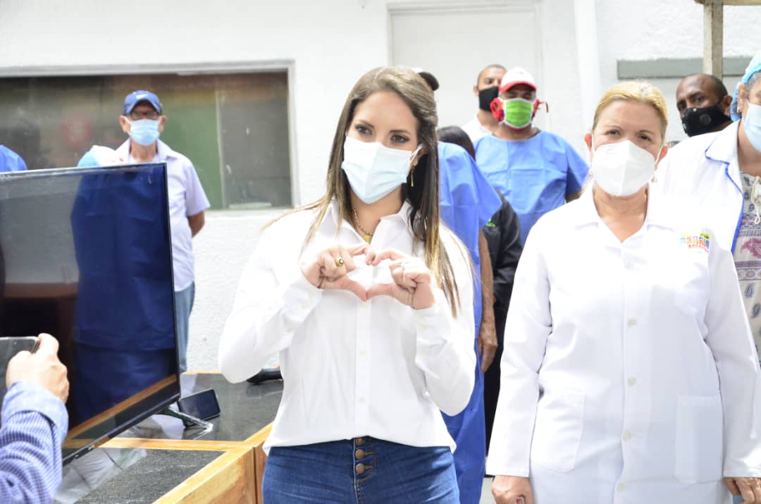 GeorgetteTop's tweet photo. #29Jun Iniciamos el día con la Jornada de Vacunación en los 3 puntos dispuestos en la municipalidad, luego acompañamos a #FarmaBarutaMovil 🚚 , en su recorrido por los sectores baruteños y luego estaremos en entrevista por @RNVinformativa. 

💪♥️ https://t.co/6rqr7ups4h