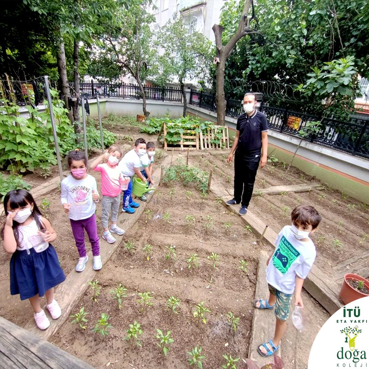 Eğlenerek Öğrenmek Doğa'mızda Var. 🐝💚
İTÜ ETA Vakfı Doğa Koleji "Doğa’da Yaşam Programı" kapsamında öğrencilerimiz ekolojiden sanata, müzikten dünya oyunlarına kadar birçok atölye ile buluşarak, muhteşem bir öğrenme deneyimi yaşamaya devam ediyor.