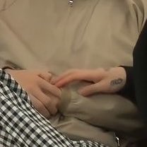 :ขอจับมือหน่อย

:ไม่เอาเดี๋ยวเพื่อนแซว