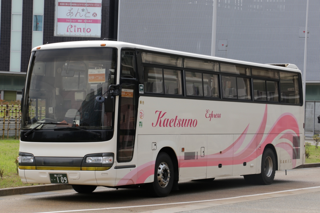 Herotrblog 加越能バスのセレガr Gd 富山230い109 もと貸切車両で撮影時は金沢 三井アウトレットパーク北陸 小矢部間で使用 調べてみると前面のled表示器は白色のものを採用