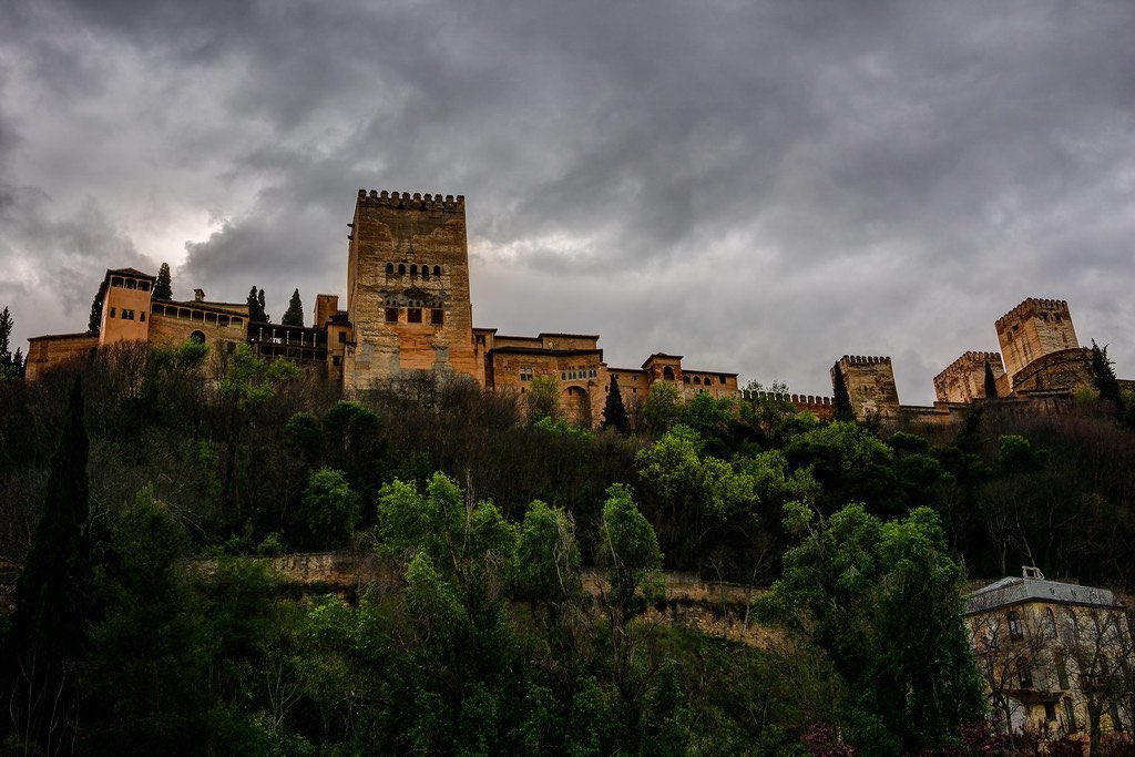 Bouteflikov's tweet image. Pour dissuader les envahisseurs, les murs de l'Alhambra, une forteresse musulmane en Andalousie, était menaçants et parés pour la guerre. Cependant, quand les voyageurs entraient à l’intérieur, ils découvraient la «plus belle acropole du monde médiéval méditerranéen».