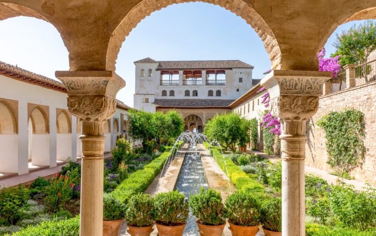 Bouteflikov's tweet image. Pour dissuader les envahisseurs, les murs de l'Alhambra, une forteresse musulmane en Andalousie, était menaçants et parés pour la guerre. Cependant, quand les voyageurs entraient à l’intérieur, ils découvraient la «plus belle acropole du monde médiéval méditerranéen».