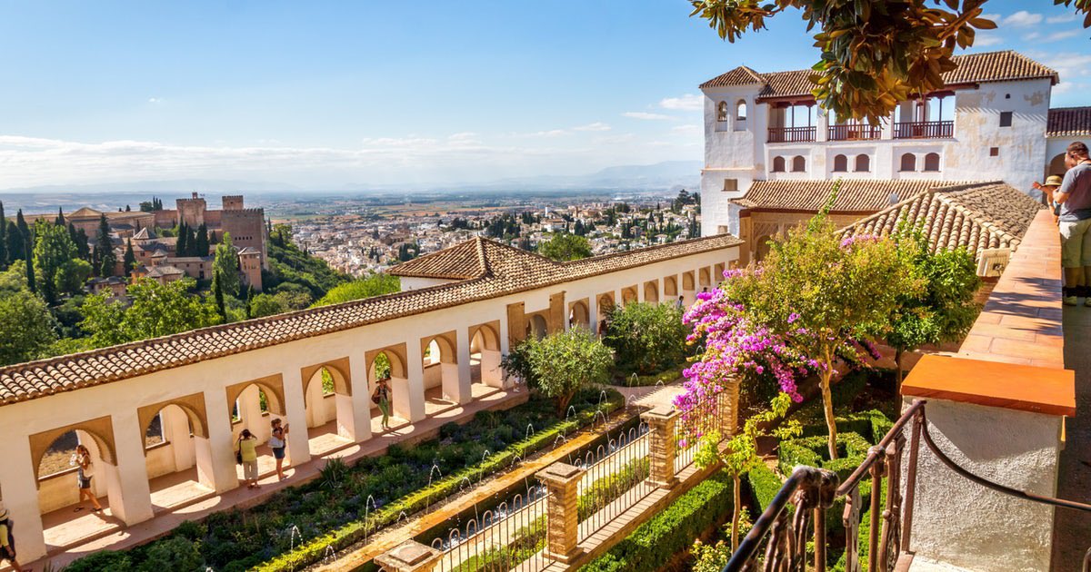 Bouteflikov's tweet image. Pour dissuader les envahisseurs, les murs de l'Alhambra, une forteresse musulmane en Andalousie, était menaçants et parés pour la guerre. Cependant, quand les voyageurs entraient à l’intérieur, ils découvraient la «plus belle acropole du monde médiéval méditerranéen».