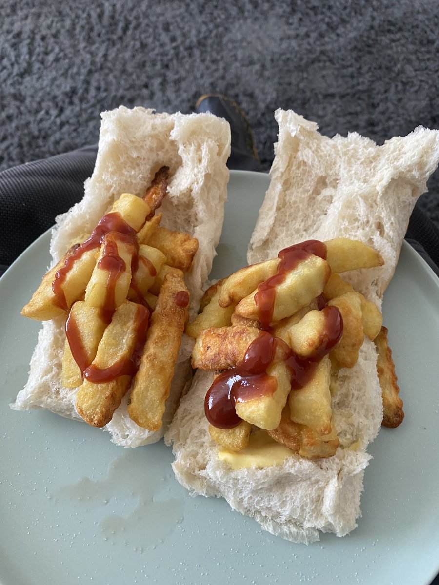 Stevenb2606's tweet photo. Went upmarket for ma lunch 🤣#chiproll https://t.co/hBFs9Dy2AE