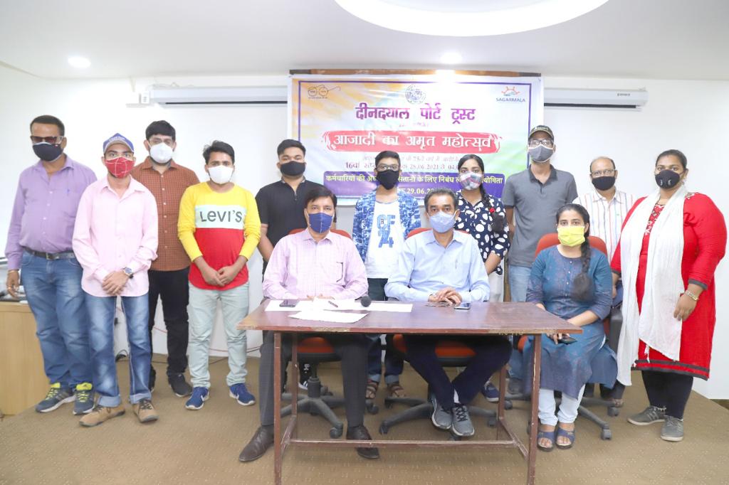 Deendayal_Port's tweet photo. DPT celebrated 16th Week of "Aazadi Ka Amrit Mahotsav", the 75th Year of Independence, by way of organising Essay writing competition among Employee's children.@shipmin_india https://t.co/9WjH9HCCzg