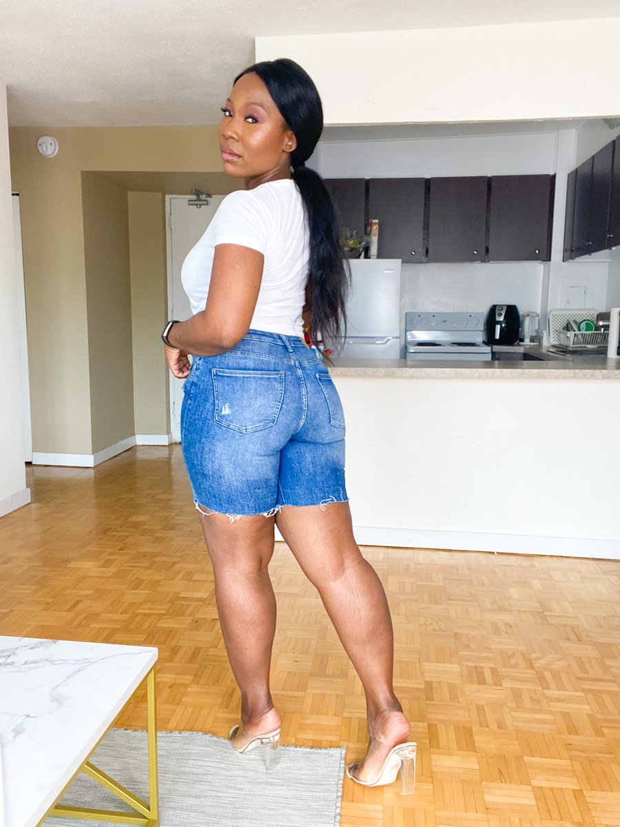 theankaraqueen's tweet photo. The men who keep making snide remarks about my legs probably can’t even last as long as the circumference of my calves in bed. What’s worse than a woman body shaming a woman? A man body shaming a woman because she doesn’t fit his ideology of beautiful legs. My legs are sezzy😌 https://t.co/Y0M1aD3POg