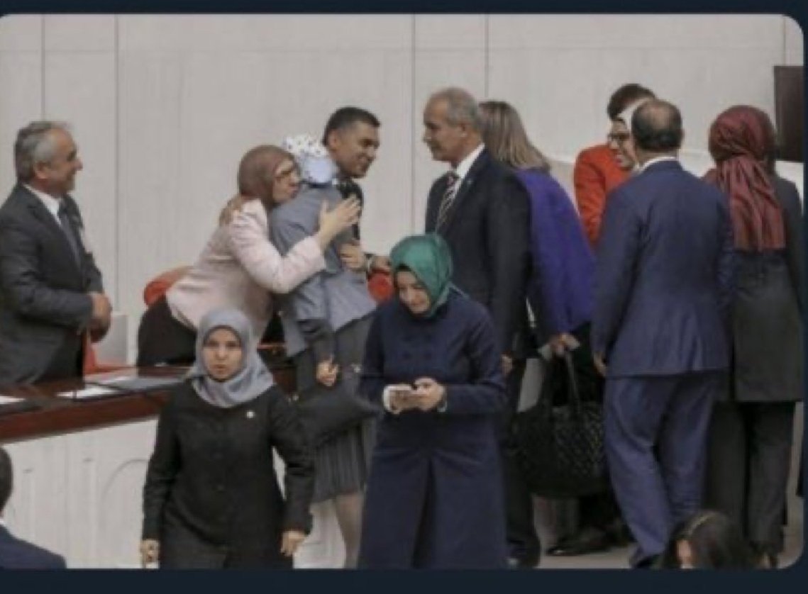 HergelePostasi's tweet photo. HATIRLATIYORUZ: Ensar Vakfı'nda 45 çocuğun cinsel istismara maruz bırakılması sonrası verilen araştırma önergesi reddedildiği için AKP'liler sıraya girip bakanı tebrik etmişti. 

#ELMALIDAVASI 
#Elmalida2Cocuk 
#Adaletistiyoruz https://t.co/bh5vUstykN
