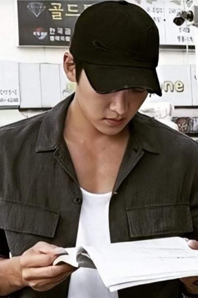 WooksLady's tweet photo. A man that reads. #JiChangWook is sexier than you think. ❣️
#HardHit #RestrictedCall https://t.co/3dLE3UODLj