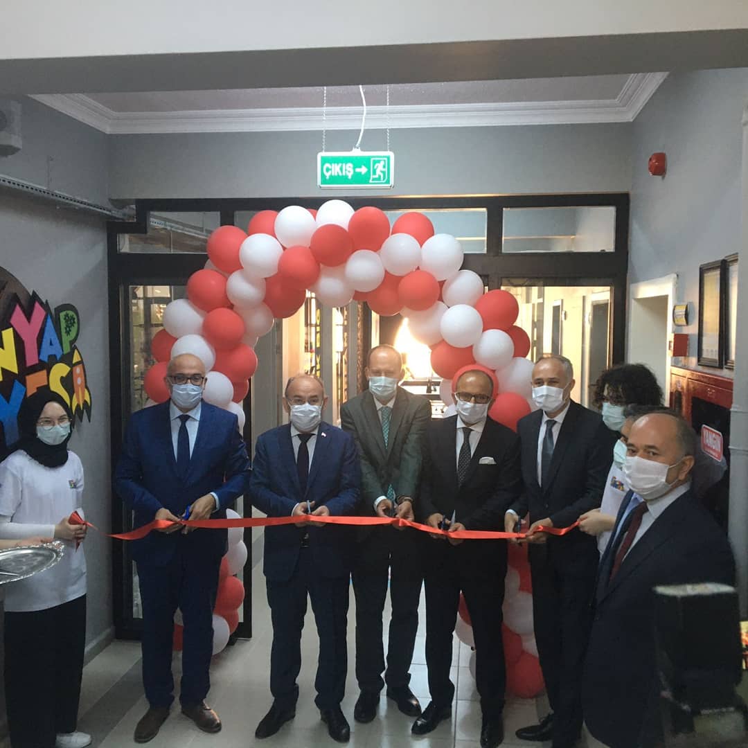 mdikici45's tweet photo. Manisa Fen Lisesindeki, 23 Nisan İO'daki Atölyeler ile 1 Mobil Kendin Yap Atölyemizin açılışını Sayın Valimiz Yaşar Karadeniz'in teşrifleri , CBÜ Rektörümüz Sn. Prof. Dr. Ahmet Ataç'ın , Zafer Kalkınma Ajansı Genel Sekreteri sn. Veli Oğuz 'un  katılımıyla yaptık.Teşekkür ederiz. https://t.co/eZ7nE2DbqI