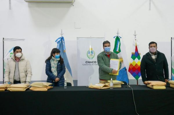 📍Licitaron viviendas para 84 familias de Resistencia y aseguran "vamos a duplicar la entrega"

Con estas, ya se completan las 1.000 casas en la capital chaqueña

diario21.tv/notix2/noticia…
<a href="/jmcapitanich/">Jorge Capitanich</a> <a href="/IPDUV/">InstitutodeVivienda</a>