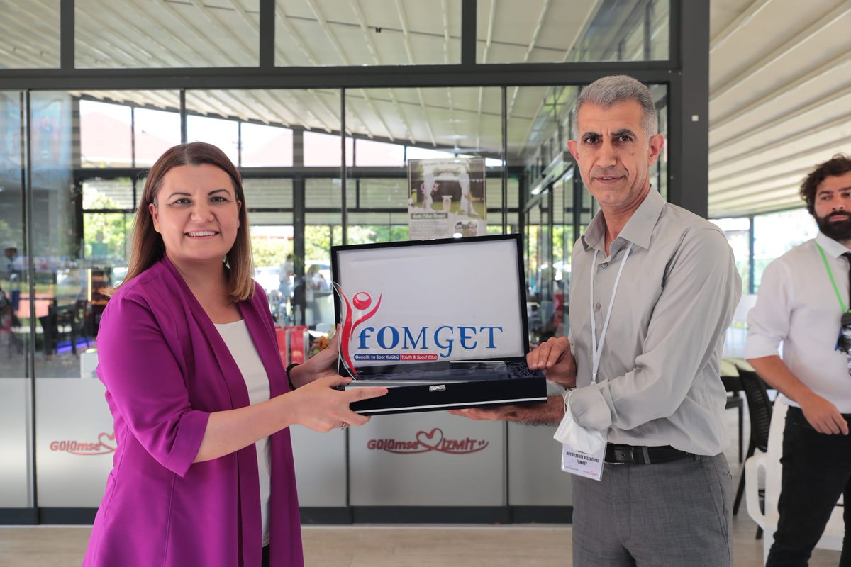 FomgetGSK's tweet photo. İzmit'in Kurtuluşunun 100.Yıl etkinlikleri kapsamında Ankara B.B. Kültür ve Sosyal İşler Daire Başkanlığı Fomget Halk Dansları Topluluğu Sanat Yönetmeni Tamer BOZKUŞ tarafından İzmit Belediye Başkanı Sn. @fatmakaplan'a nazik daveti için teşekkür plaketi verildi. @mansuryavas06 https://t.co/ER3OYFHF7U