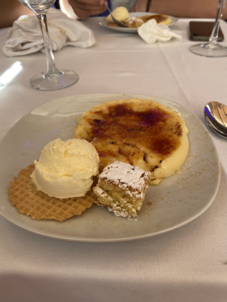 h_campo7's tweet photo. Comiendome el postre porque a ti no me dejas… https://t.co/Alyqbw4hEU