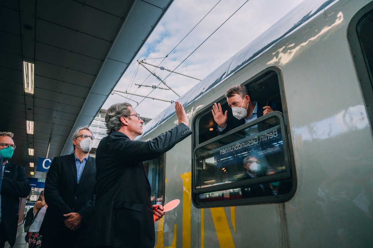 BMV's tweet photo. Über Nacht von Berlin nach Kopenhagen/ Stockholm/ Malmö – der schwedische Snälltåget fährt ab sofort täglich! "Mit der Bahn komfortabel & klimafreundlich über den Kontinent reisen – dafür haben wir den #TEE2.0 entwickelt. Damit noch mehr Leute den Zug nehmen", so @andreasscheuer. https://t.co/Qob9q26Ku8