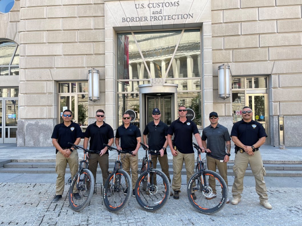 USBPChiefELC's tweet photo. Earlier this month, El Centro Sector #BikePatrol Instructors provided training to the CBP Commissionerโs Protection Detail, in Washington, D.C.
This 40hr rigorous training included 100+ miles of urban riding, tactical maneuvers, bike maintenance, firearm quals, & more!
#BikeCop https://t.co/IKgYMkGBKk