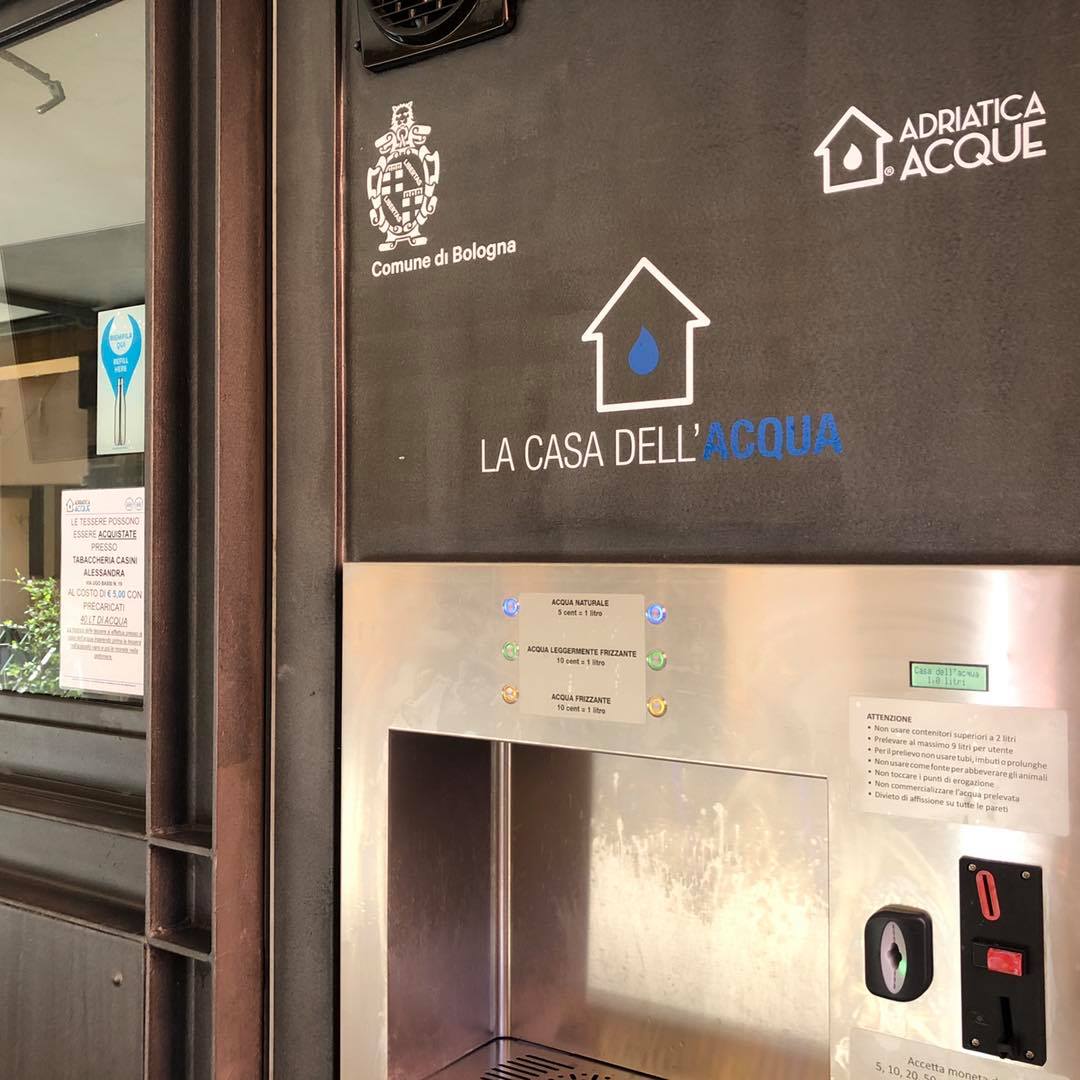 comunebologna's tweet photo. 💦 Abbiamo installato una Casa dell’Acqua in via del Pratello 80.
ℹ️ Eroga acqua fresca liscia (5 cent/litro, leggermente gassata e gassata 10 cent/litro) e funziona con monete o tessere ricaricabili distribuite in alcuni esercizi.
Leggi 👉  https://t.co/YWsxt0BU6x #Bologna https://t.co/brkgQWzcnL