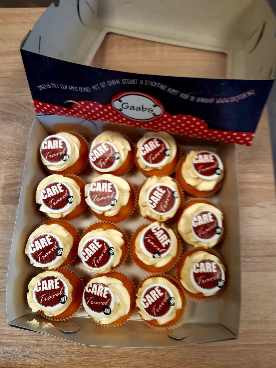 Care_Travel's tweet photo. Wij werden door onze enthousiaste vrijwilliger @BossieDTC verrast met een heerlijke doos cupcakes van @gaabsNL voor onze kantoorvrijwilligers. Dát gaat er wel in natuurlijk! https://t.co/jGcyQ6wlle