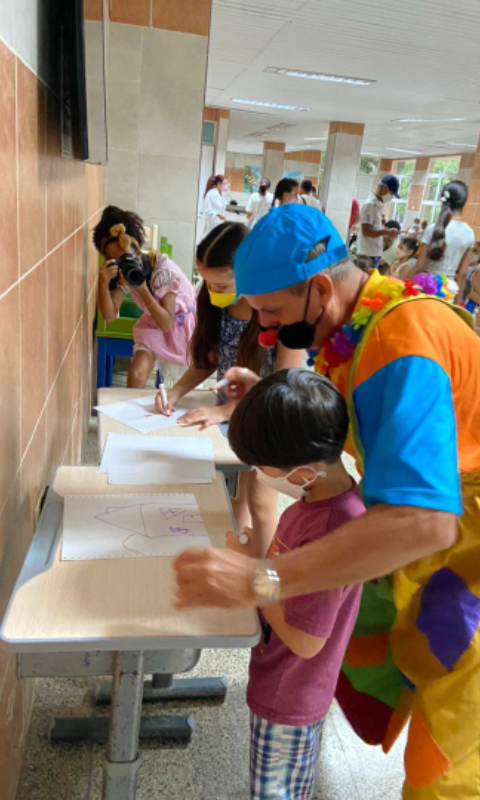 #LaColmenita y sus Payasos Terapéuticos en colaboración con CINESOFT, animando el ensayo clínico Soberana-Pediatría en niños de entre tres y 11 años"
#CubaSalvaVidas
#CubaViva