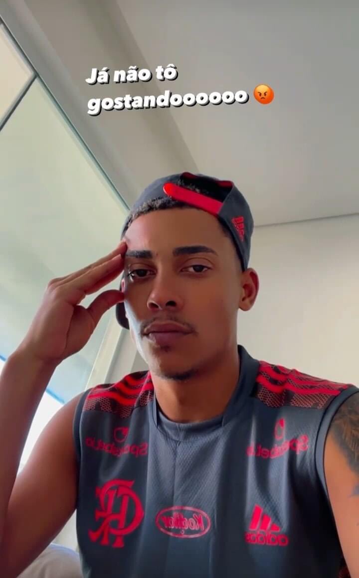 " fulano vai com a gente, não é pra implicar com ele "

a pessoa respira...
eu: