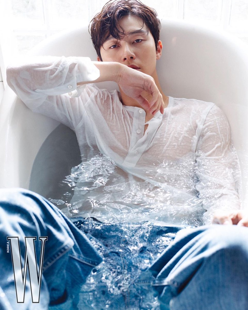 DRAMAPerseViki's tweet photo. Dalle mie parti si muore dal caldo con la temperatura che sale sempre di più, e oggi ci si mette anche il magazine W con Park Seo Joon in ammollo... e allora DITELOOO!!! 
#DRAMAticamenteUniche #Dramaticamenteperse

#ParkSeoJoon #W #WKorea #Chanel #koreafashion #drama https://t.co/RLtMtTfyJg