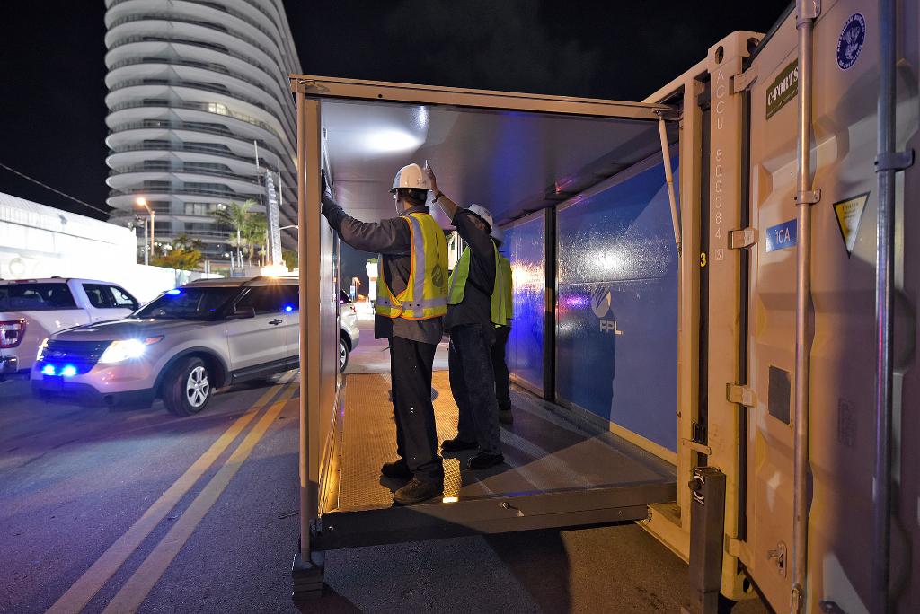 FPL_Newsroom's tweet photo. FPL is providing support to first responders following the tragic building collapse in Surfside. We provided generators, eight mobile sleeping units and a fold-out mobile office that can be used for meeting space. https://t.co/K0WNA56ELJ