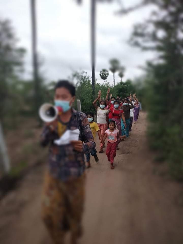 Sences of evening protest against Coup Regime at a  village in #YinMarPin Tsp on June29.

#DreadfulCovidAmidMilitaryCoup 
#June29Coup 
#WhatsHappeningInMyanmar