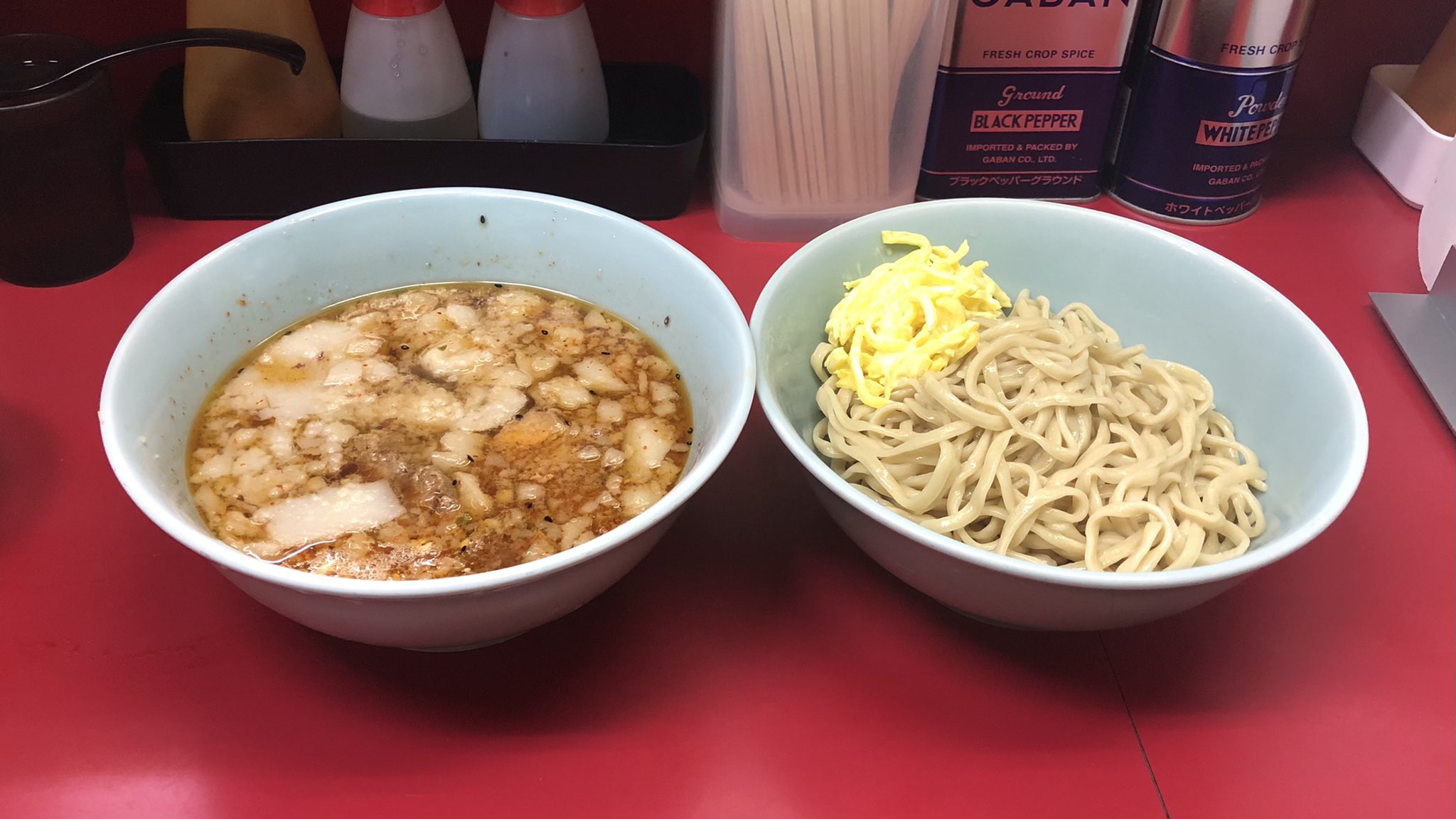 麺の梢 ラーメン二郎 中山駅前店 中山 小ラーメン つけ麺 麺少なめ マヨたく 野菜抜き ニンニク少なめ アブラ 特徴 食券店員さんからの指示後買い レンゲあり 紙エプロンなし マヨたくアブラそば美味しすぎぃぃい つけ麺やってる時に行けて