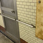 全く使われていなさそうな手すりがあったので？そっと握ってあげた!