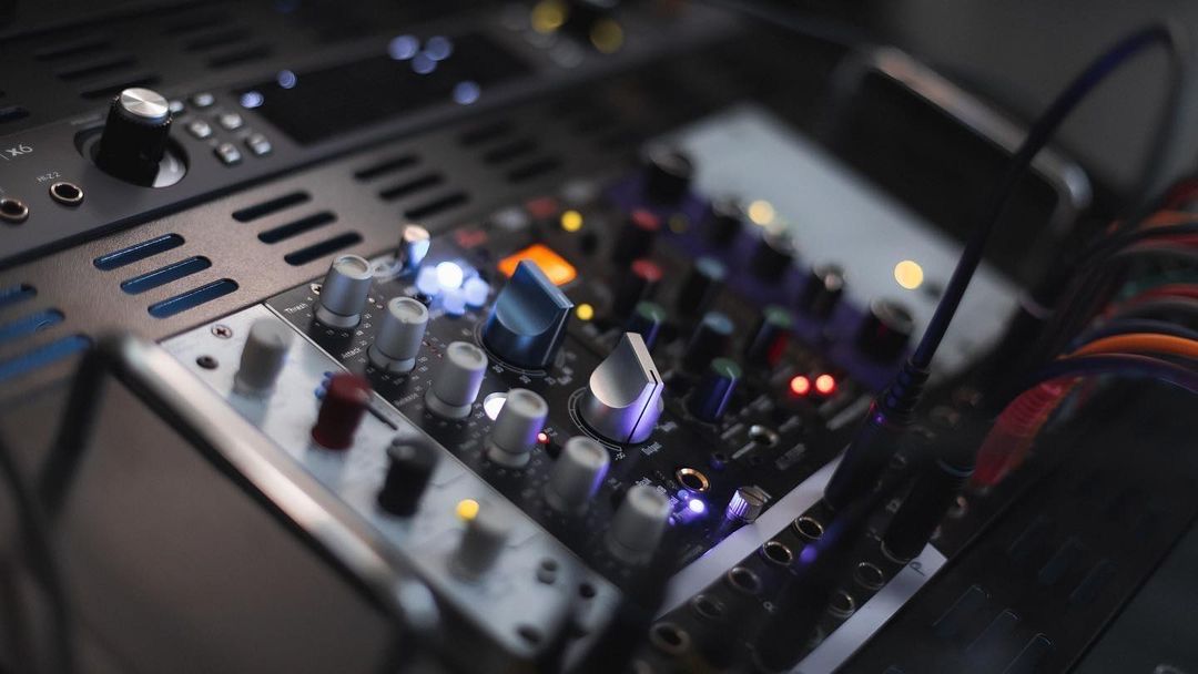 elysia_audio's tweet photo. What a beautiful gear pic including our #mpressor500! The little brother of our #mastering compressor #mpressor has the same DNA and shouldn’t be judged by its size 😎 If you want to learn about it, check the link in bio. Picture by @elevenstudiosnw ✌🏻
https://t.co/mfVO960AMw https://t.co/Ntnqx0DJ4K