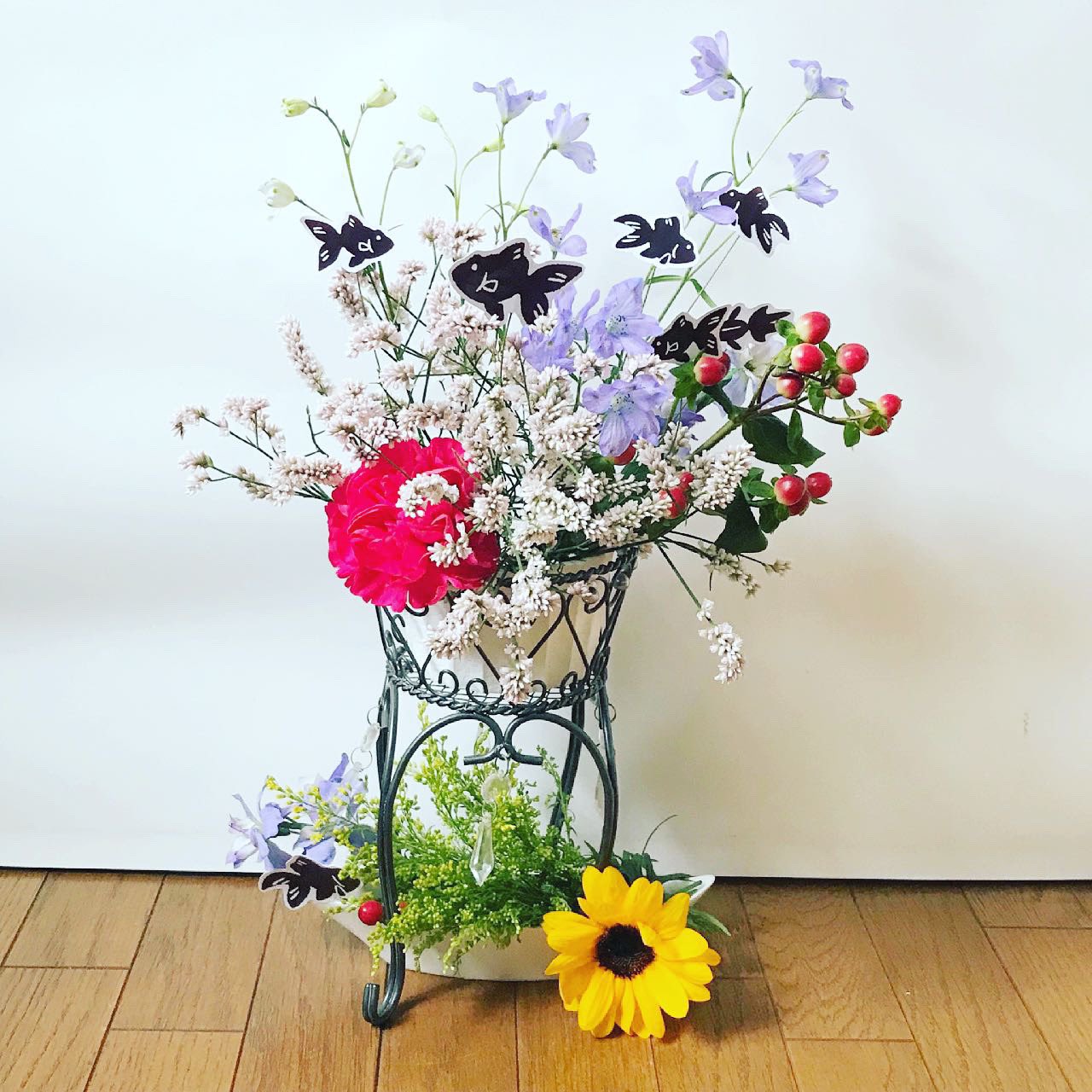 Okaka Instagramで生け花の創作活動をしているmitsuさんとコラボ第10弾 ありがとうございます Mitsuさんのinstagram T Co Yrs5qjh1k2 生け花 華道 イラスト 金魚 花 カーネーション ひまわり ヒペリカム T