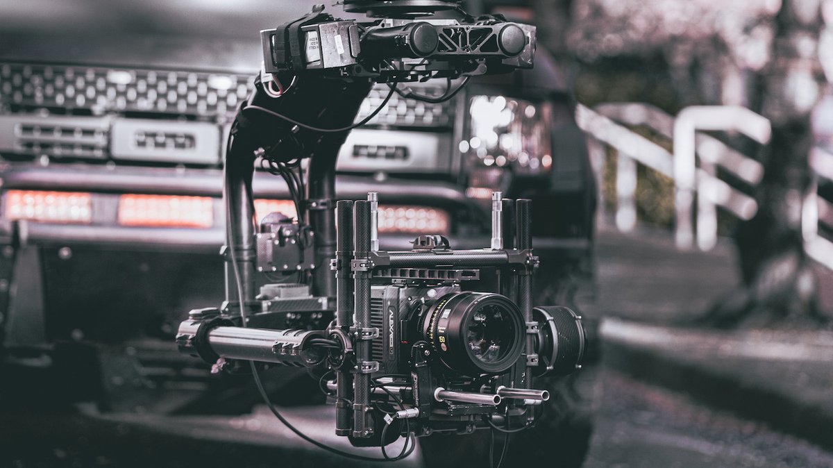 ZEISSCine's tweet photo. An exciting setup by @PeacemakerFilms for an @OfficialVCBF short film: #ZEISSSupremePrime 150mm on an ARRI Alexa Mini LF, a Movi XL Gimbal and Heden lens motors – all mounted on a Pursuit armcar.
📸: Nick McDonogh https://t.co/gXK0fKSn6A