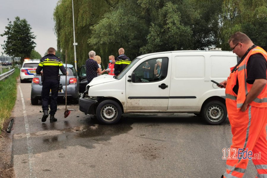 Personenwagen en bestelbus met elkaar in botsing op kruising in #Ede. 112Ede.