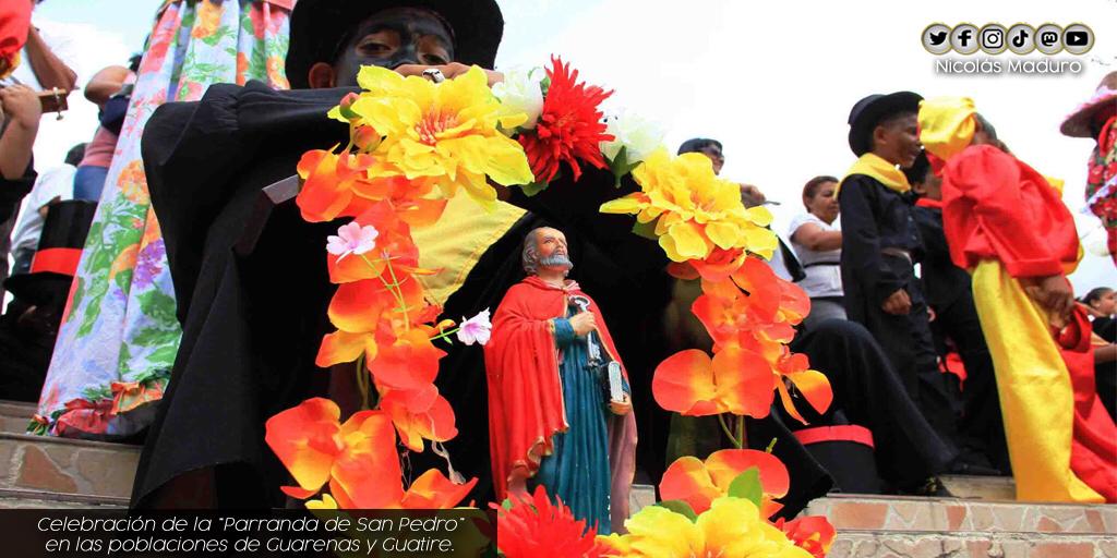 NicolasMaduro's tweet photo. La belleza y la riqueza de nuestras tradiciones culturales hoy se manifiestan en los pueblos de Guarenas y Guatire. La Parranda de San Pedro, cargada de espiritualidad y fe, forma parte del valioso legado popular que trasciende tiempos. Mis felicitaciones a las y los parranderos. https://t.co/fBoG9X0hKI