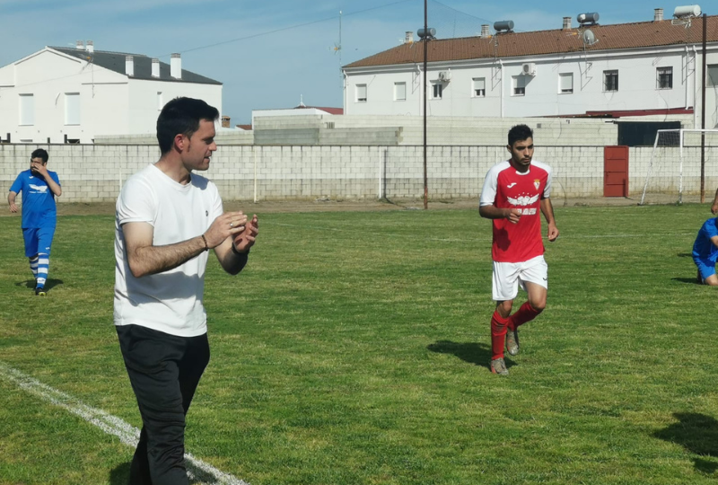 Area_Deportiva's tweet photo. ENTREVISTA 💥 | Juan Carlos Segador 'Cano', dos años consecutivos a las puertas del ascenso de categoría ⚽

🗣️ "Lo importante es que jugamos fase de ascenso año tras año" 

🔝 El técnico serón ya mira hacia el futuro a la espera de nuevos retos 

📲 https://t.co/vRRVnlDQW7 https://t.co/ZWqdwOuczb