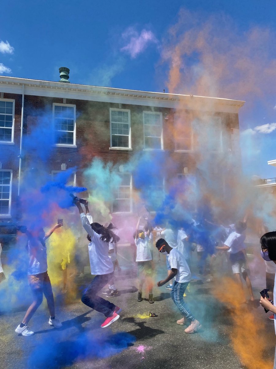 Loving the pure joy in this photo from last week’s 5th grade celebration ⁦<a href="/hearstes/">Hearst Elementary</a>⁩ 😍