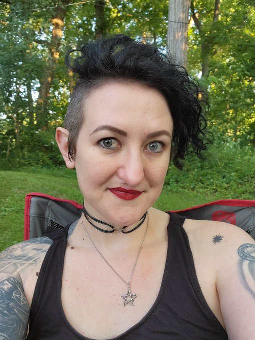 It me! In nature! https://t.co/5lqfJnuXWT<a href="/tag/millerhighlife"class="tags"><span>#millerhighlife</span></a><a href="/tag/garbagewitch"class="tags"><span>#garbagewitch</span></a>