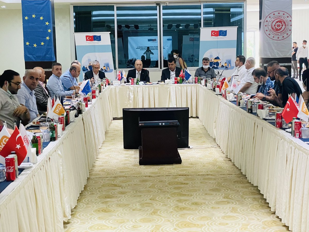 Sirnaktso's tweet image. Şırnak Üniversitesi, Dicle Kalkınma Ajansı ve Odamız işbirliğinde, Şırnak Asfaltit Ocaklarının İş Sağlığı ve Güvenliği Koşullarını İyileştirme Projesi Hibe Çalıştayı gerçekleştirildi.

Bşk Geliş; ilimizdeki maden rezervlerinin önemine değinerek madenciliğin sorunlarına değindi.