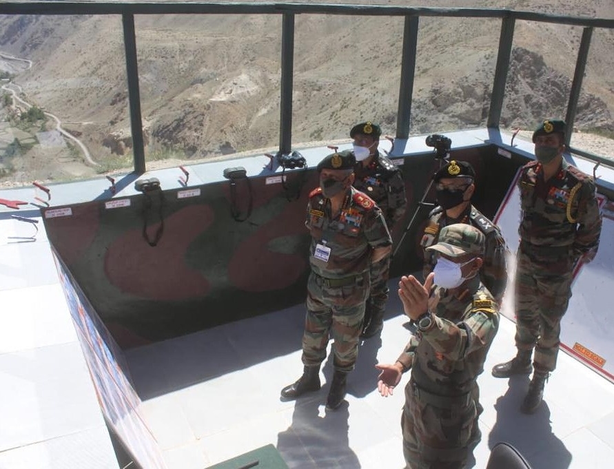 SpokespersonMoD's tweet image. #ChiefOfDefenceStaff Gen Bipin Rawat visited forward areas along the #LineofActualControl in the Central Sector in Himachal Pradesh along with GOC, Uttar Bharat Area, today.
Press Release: pib.gov.in/PressReleasePa…