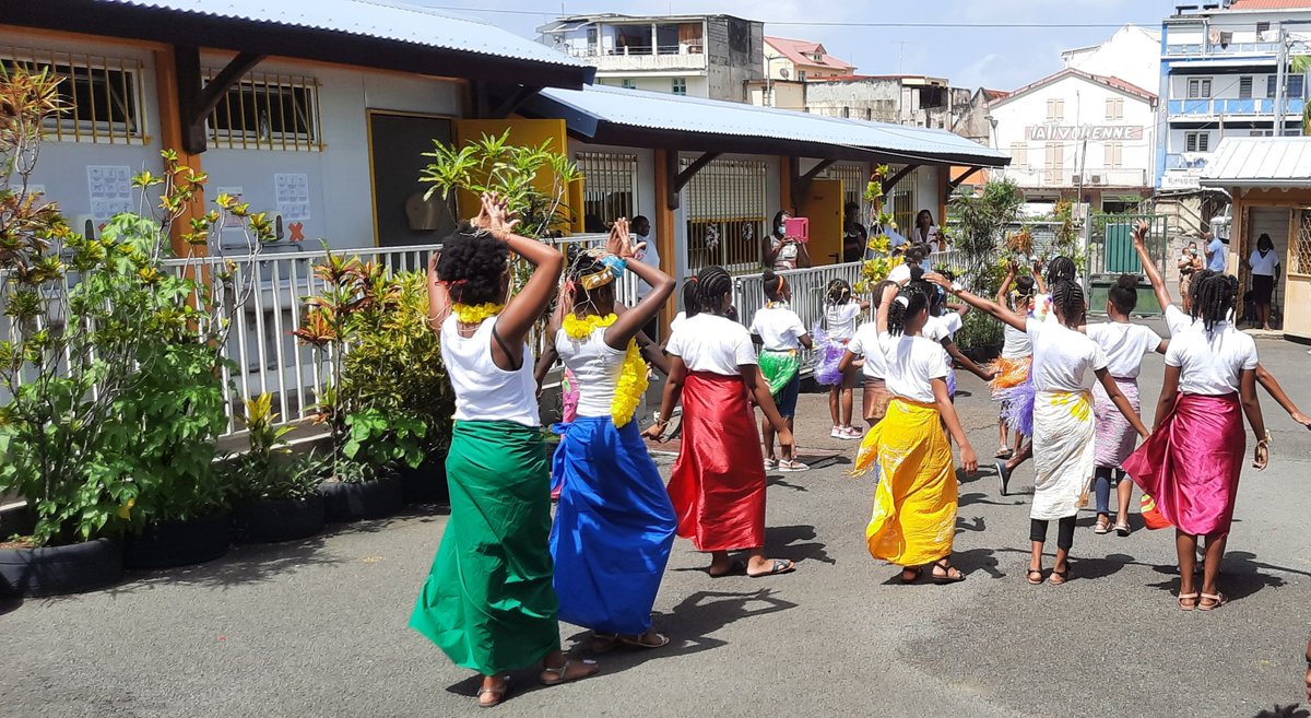 Poésies, chants, danses diverses d'ici et d'ailleurs, tels étaient les ingrédients des festivités de fin d'année ! Un grand bravo à la communauté éducative pour son investissement tout au long de l'année ! Une prestation générale de grande qualité. <a href="/CircoFdF1/">Circo FORTdeFRANCE 1</a>
