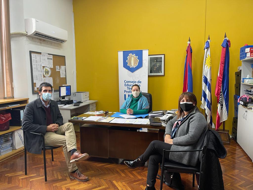asciarram's tweet photo. Gracias @LMOtamendi por recibirnos en @UTU_Uruguay. Nuestro Ministerio debe ser estribo para el acceso a la educación. Generaremos acuerdos sólidos para que esos accesos sean una realidad que genere auténtico desarrollo social. https://t.co/Oi7D6TrBa5